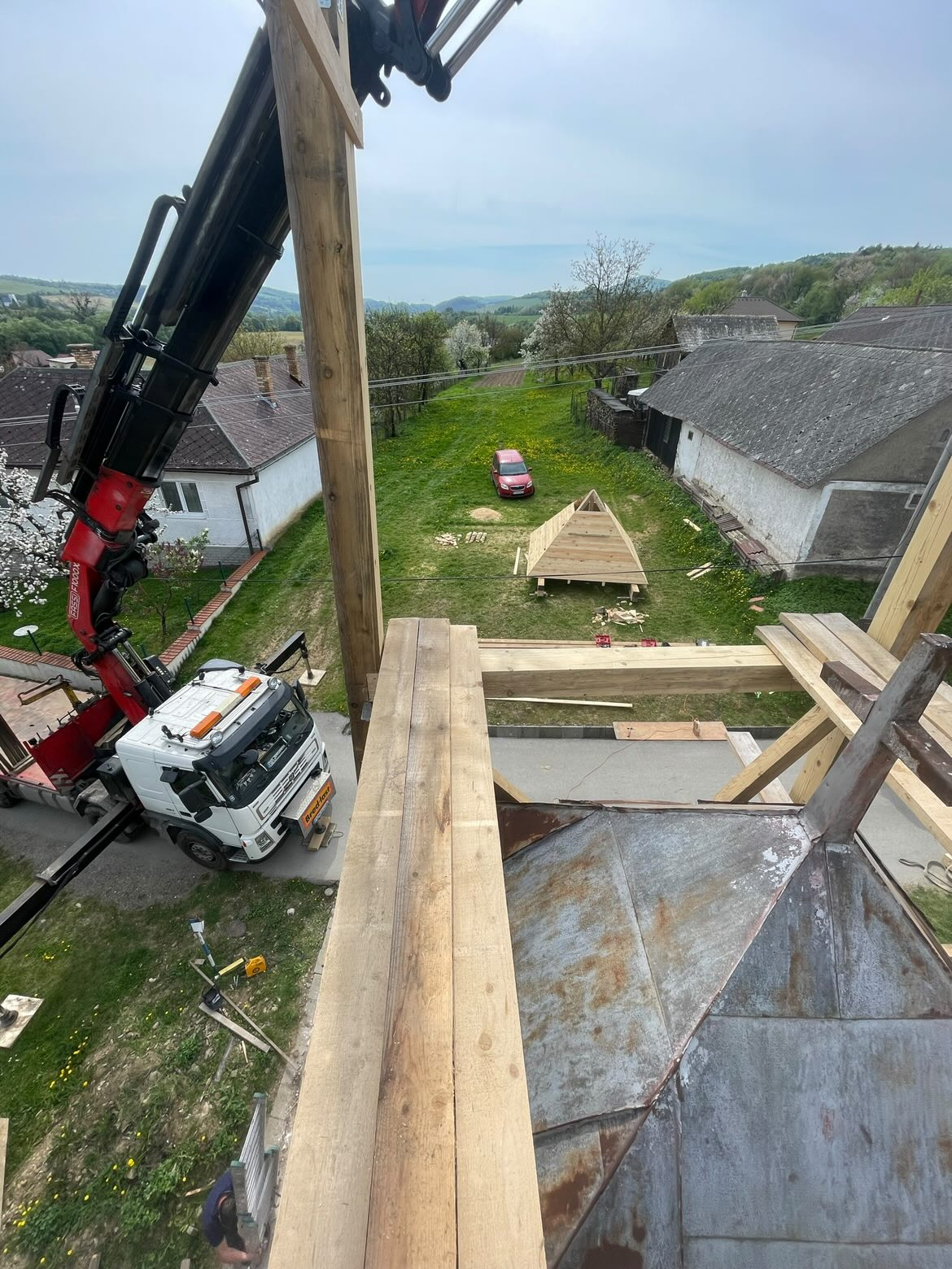 Pohľad z výšky na stavebné práce s profesionálnym vybavením