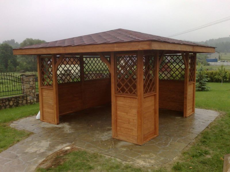 Drevený záhradný altánok s dekoratívnymi mriežkami a plechovou krytinou