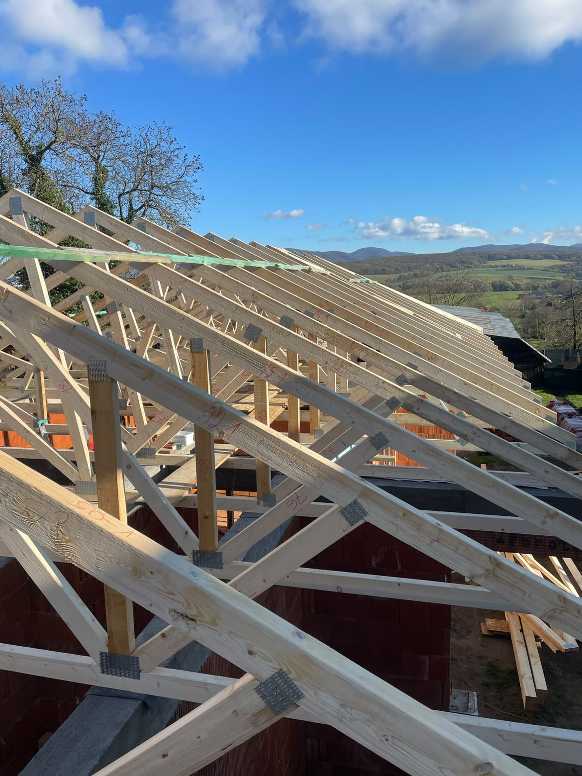 Strešná konštrukcia s výhľadom na krajinu - precízne tesárske práce