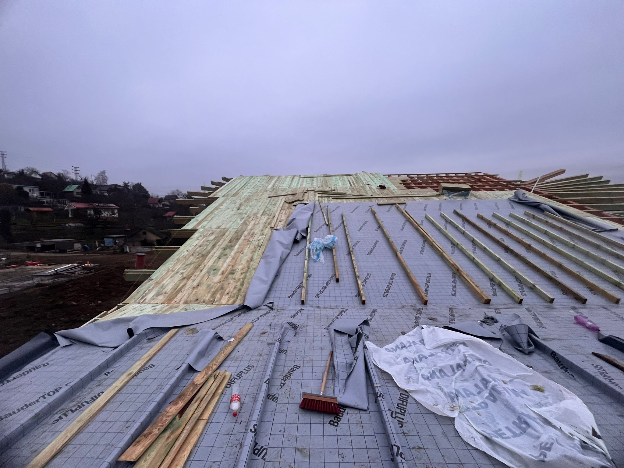 Strešná konštrukcia s izolačnými materiálmi a parozábranou počas výstavby