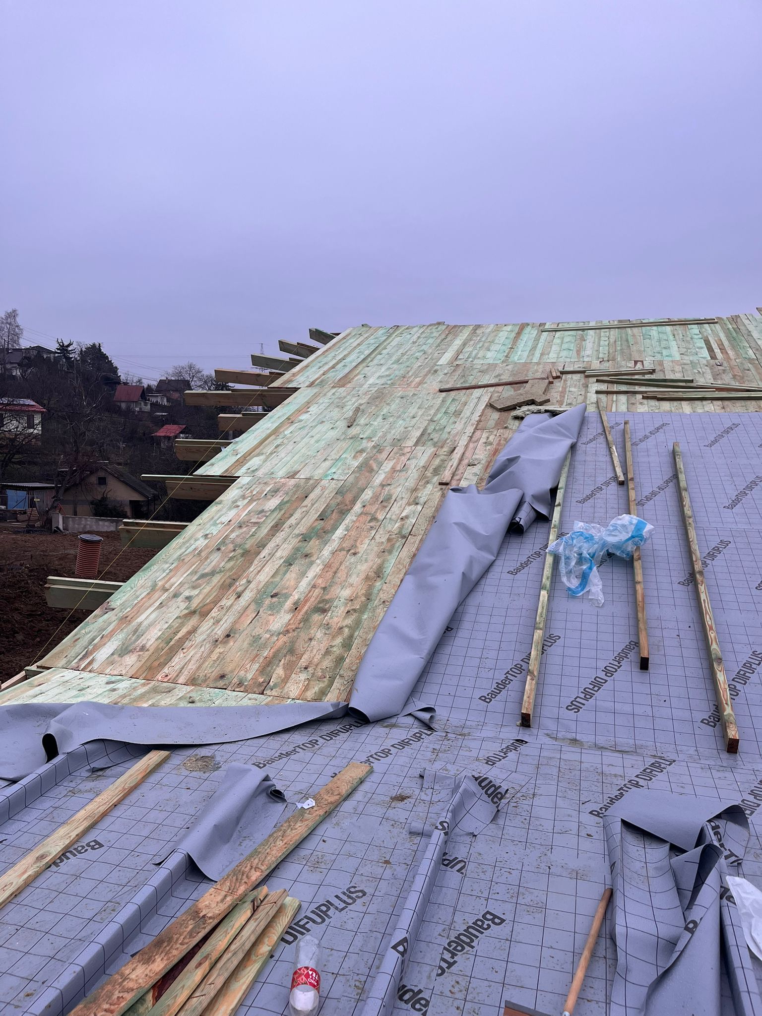 Detail strešnej izolácie s drevenými latami a parozábranou