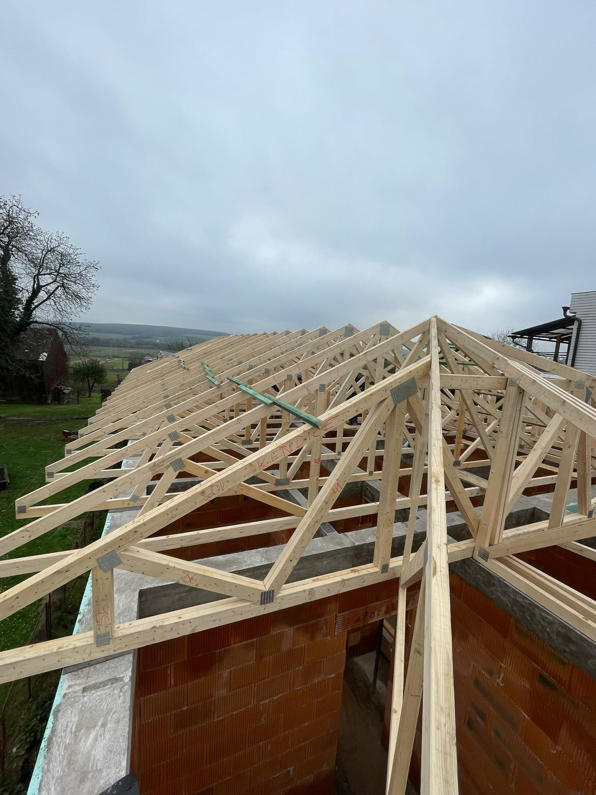 Detail strešnej konštrukcie s precízne spracovanými drevenými trámami